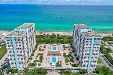 Condo in Hollywood, Florida, 2 bedrooms  № 1175767 - photo 1