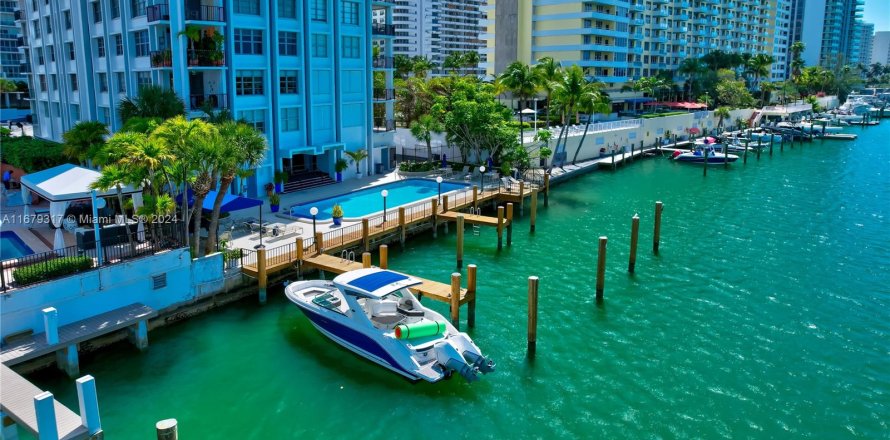 Condominio en Miami Beach, Florida, 2 dormitorios  № 1408358