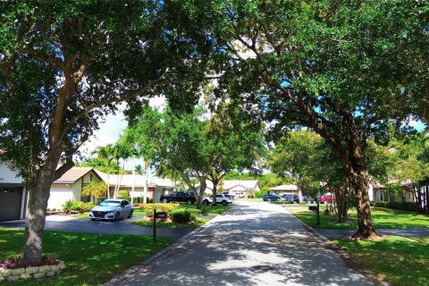 House in Coral Springs, Florida 4 bedrooms, 226.4 sq.m. № 1185470 - photo 7