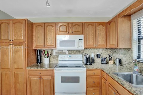 Condo in Deerfield Beach, Florida, 2 bedrooms  № 1096977 - photo 24