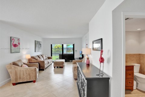 Condo in Deerfield Beach, Florida, 2 bedrooms  № 1096977 - photo 10