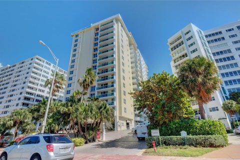 Condo in Miami Beach, Florida, 1 bedroom  № 1011012 - photo 1