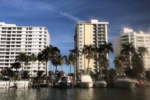 Condo in Miami Beach, Florida, 1 bedroom  № 1011012 - photo 9