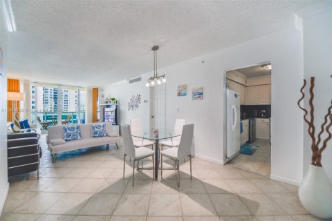 Copropriété à vendre à Hollywood, Floride: 1 chambre, 77.57 m2 № 1155044 - photo 2