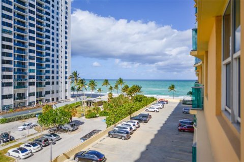 Condo in Hollywood, Florida, 1 bedroom  № 1155044 - photo 1