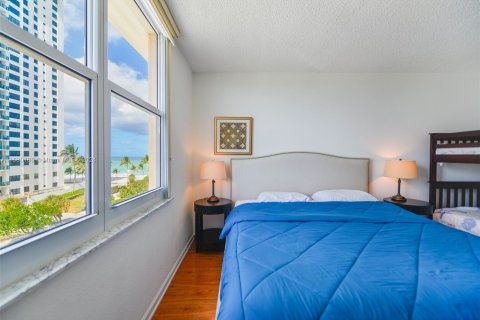 Condo in Hollywood, Florida, 1 bedroom  № 1155044 - photo 16