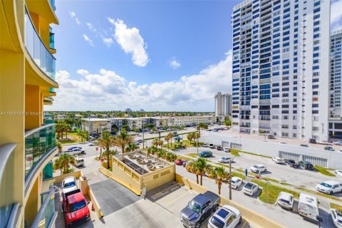 Condo in Hollywood, Florida, 1 bedroom  № 1155044 - photo 23