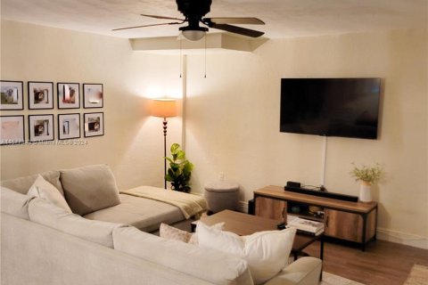 Condominio en venta en Miami Springs, Florida, 1 dormitorio, 56.39 m2 № 1147154 - foto 1