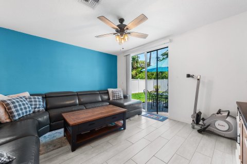 Casa en venta en West Palm Beach, Florida, 5 dormitorios, 232.16 m2 № 1146122 - foto 18