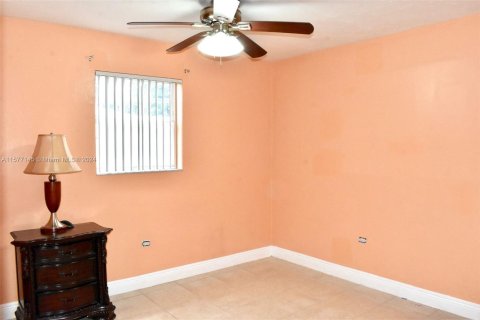 House in Miramar, Florida 4 bedrooms, 143.81 sq.m. № 1330330 - photo 15