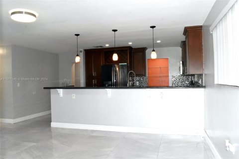 House in Miramar, Florida 4 bedrooms, 143.81 sq.m. № 1330330 - photo 5