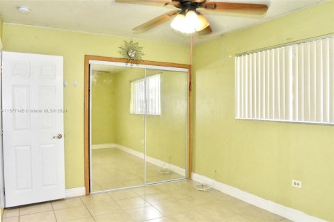 House in Miramar, Florida 4 bedrooms, 143.81 sq.m. № 1330330 - photo 25