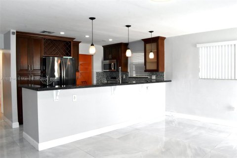 House in Miramar, Florida 4 bedrooms, 143.81 sq.m. № 1330330 - photo 3