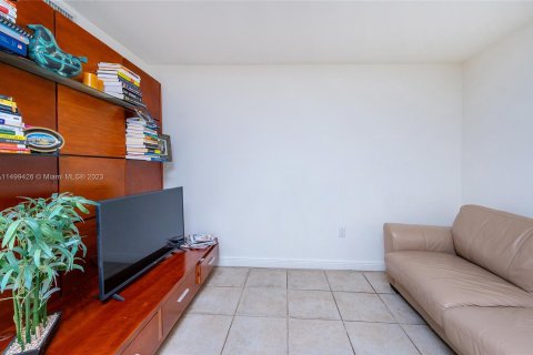 Condominio en venta en Coral Gables, Florida, 1 dormitorio, 105.07 m2 № 885943 - foto 16