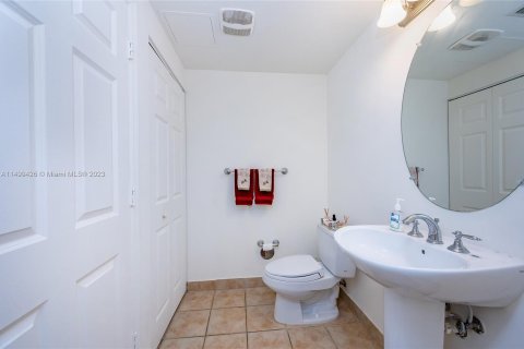 Condominio en venta en Coral Gables, Florida, 1 dormitorio, 105.07 m2 № 885943 - foto 19