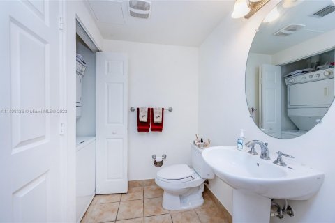 Condominio en venta en Coral Gables, Florida, 1 dormitorio, 105.07 m2 № 885943 - foto 20