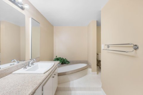 Condo in South Palm Beach, Florida, 2 bedrooms  № 1209241 - photo 15