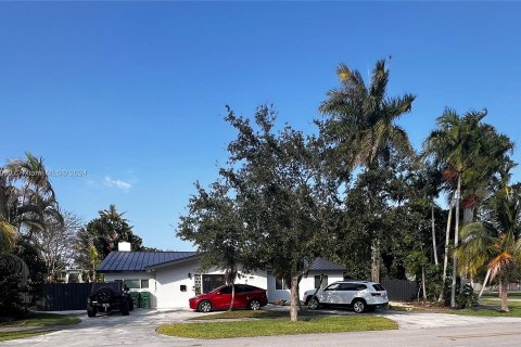 Casa en venta en Cutler Bay, Florida, 4 dormitorios, 263.1 m2 № 1178044 - foto 1