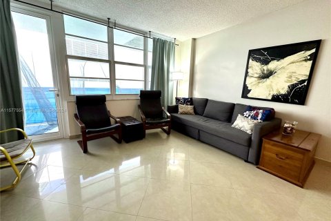 Condo in Hollywood, Florida, 1 bedroom  № 1153517 - photo 9