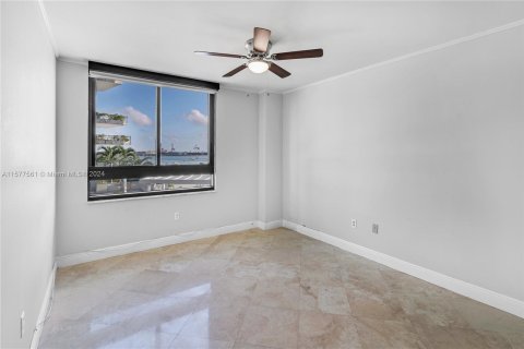 Condo in Miami Beach, Florida, 2 bedrooms  № 1153518 - photo 18