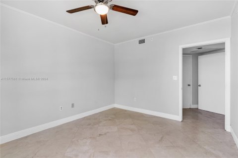 Condo in Miami Beach, Florida, 2 bedrooms  № 1153518 - photo 12