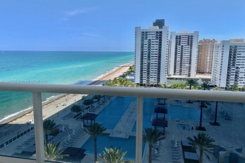 Copropriété à louer à Hallandale Beach, Floride: 2 chambres, 161 m2 № 496907 - photo 2