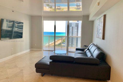 Condominio en alquiler en Hallandale Beach, Florida, 2 dormitorios, 161 m2 № 496907 - foto 16