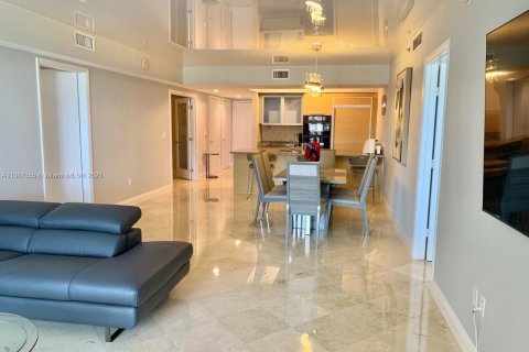 Condominio en alquiler en Hallandale Beach, Florida, 2 dormitorios, 161 m2 № 496907 - foto 10