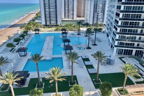 Condo in Hallandale Beach, Florida, 2 bedrooms  № 496907 - photo 5