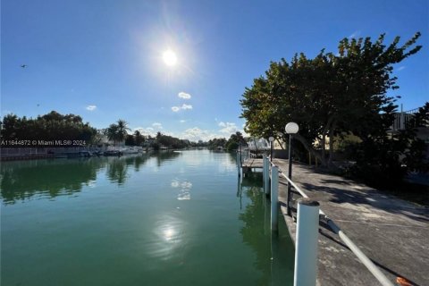 Condo in Miami Beach, Florida, 1 bedroom  № 1328358 - photo 25