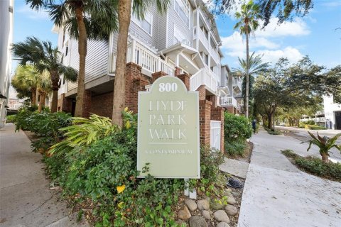 Condo in Tampa, Florida, 1 bedroom  № 1425981 - photo 1