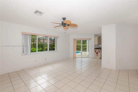 House in Coral Springs, Florida 3 bedrooms, 180.42 sq.m. № 1332198 - photo 17