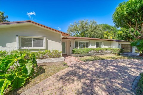 Villa ou maison à vendre à Palmetto Bay, Floride: 4 chambres, 181.16 m2 № 1179156 - photo 1