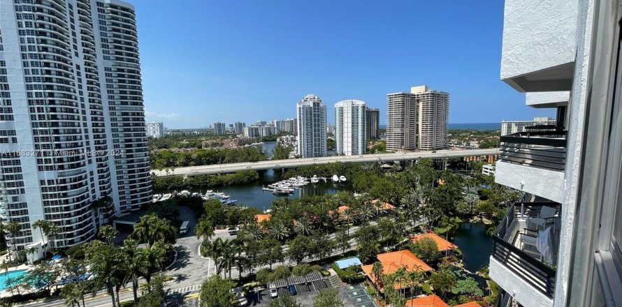 House in Aventura, Florida 2 bedrooms, 101.36 sq.m. № 1417783