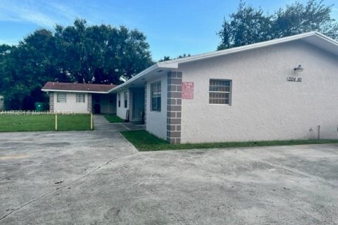 Commercial property in Miami, Florida № 1370737 - photo 2