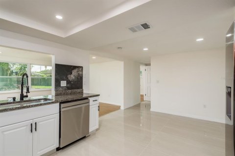 Casa en venta en New Port Richey, Florida, 4 dormitorios, 157.19 m2 № 1415182 - foto 9