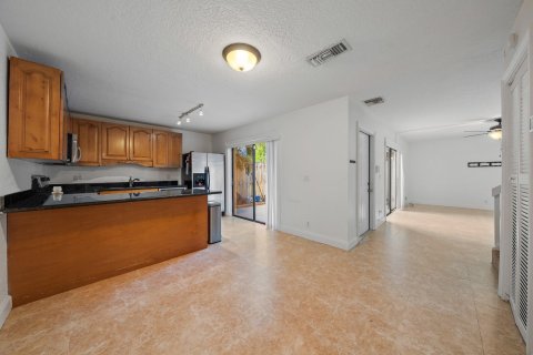 Townhouse in Palm Springs, Florida 2 bedrooms, 114.46 sq.m. № 1145891 - photo 17