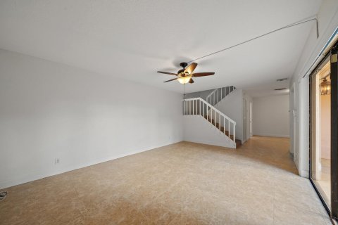 Townhouse in Palm Springs, Florida 2 bedrooms, 114.46 sq.m. № 1145891 - photo 20