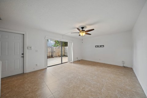 Townhouse in Palm Springs, Florida 2 bedrooms, 114.46 sq.m. № 1145891 - photo 22