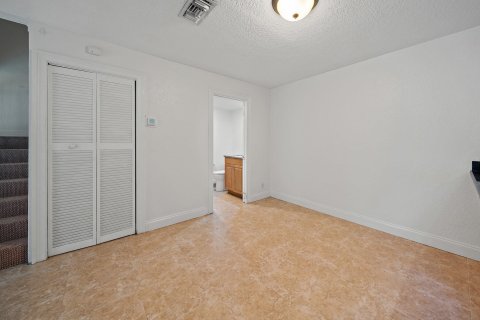 Townhouse in Palm Springs, Florida 2 bedrooms, 114.46 sq.m. № 1145891 - photo 19