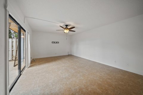Townhouse in Palm Springs, Florida 2 bedrooms, 114.46 sq.m. № 1145891 - photo 23