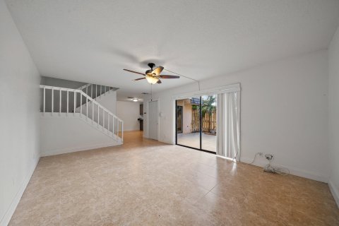 Townhouse in Palm Springs, Florida 2 bedrooms, 114.46 sq.m. № 1145891 - photo 21