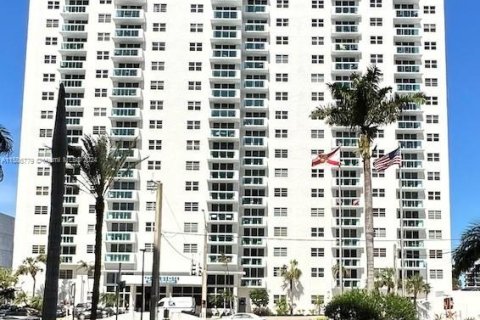 Condo in Hollywood, Florida, 2 bedrooms  № 1173834 - photo 1