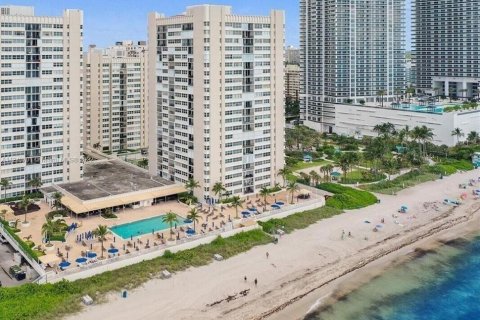 Copropriété à louer à Hallandale Beach, Floride: 2 chambres, 133.78 m2 № 668789 - photo 2