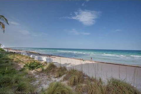 Condominio en alquiler en Hallandale Beach, Florida, 2 dormitorios, 133.78 m2 № 668789 - foto 1