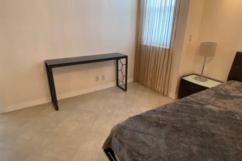 Condo in Hallandale Beach, Florida, 2 bedrooms  № 668789 - photo 6