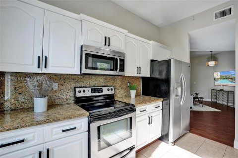 Condo in Fort Lauderdale, Florida, 3 bedrooms  № 1282606 - photo 10