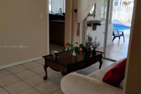 House in Miami, Florida 4 bedrooms, 194.26 sq.m. № 1282601 - photo 14