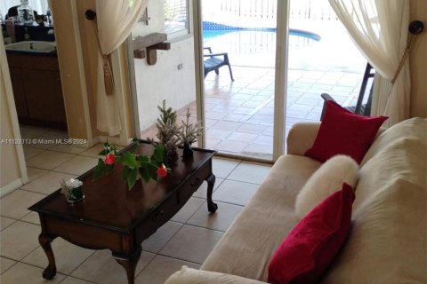 House in Miami, Florida 4 bedrooms, 194.26 sq.m. № 1282601 - photo 15