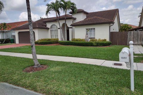 Villa ou maison à vendre à Miami, Floride: 4 chambres, 194.26 m2 № 1282601 - photo 3